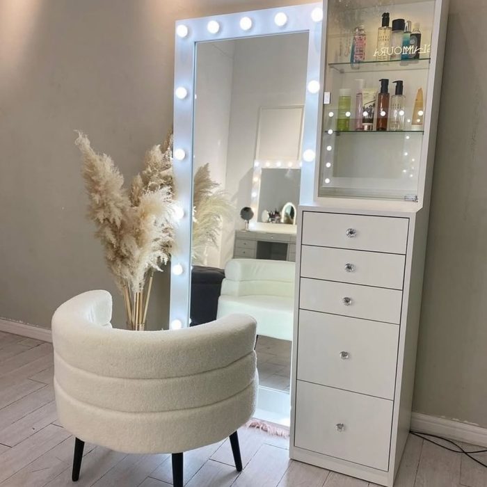 Lüks Işıklı Boy Makyaj Aynası – Cam Raflı ve Çekmeceli Dolaplı Luxury Tasarım