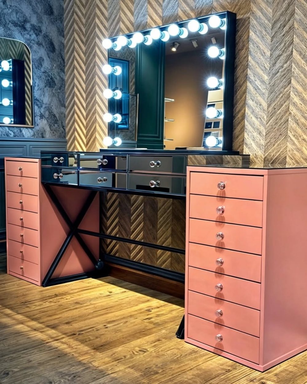 Pembe Çekmeceli Luxury Özel Seri Siyah Makyaj Masası